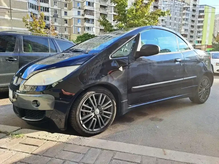 У Києві помічено рідкісний купе-кабріолет від Pininfarina